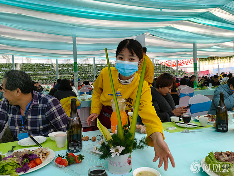 临沂百家媒体齐聚兰陵绿沃川，百米长桌宴开席600多人共品兰陵首届草莓文化节有机美食 第 20 张