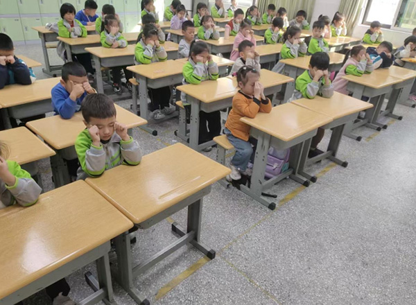 小小眼睛亮晶晶 眼操时刻护光明——临沂北园路小学东岳校区萌娃认真做眼操，为视力健康“加分”