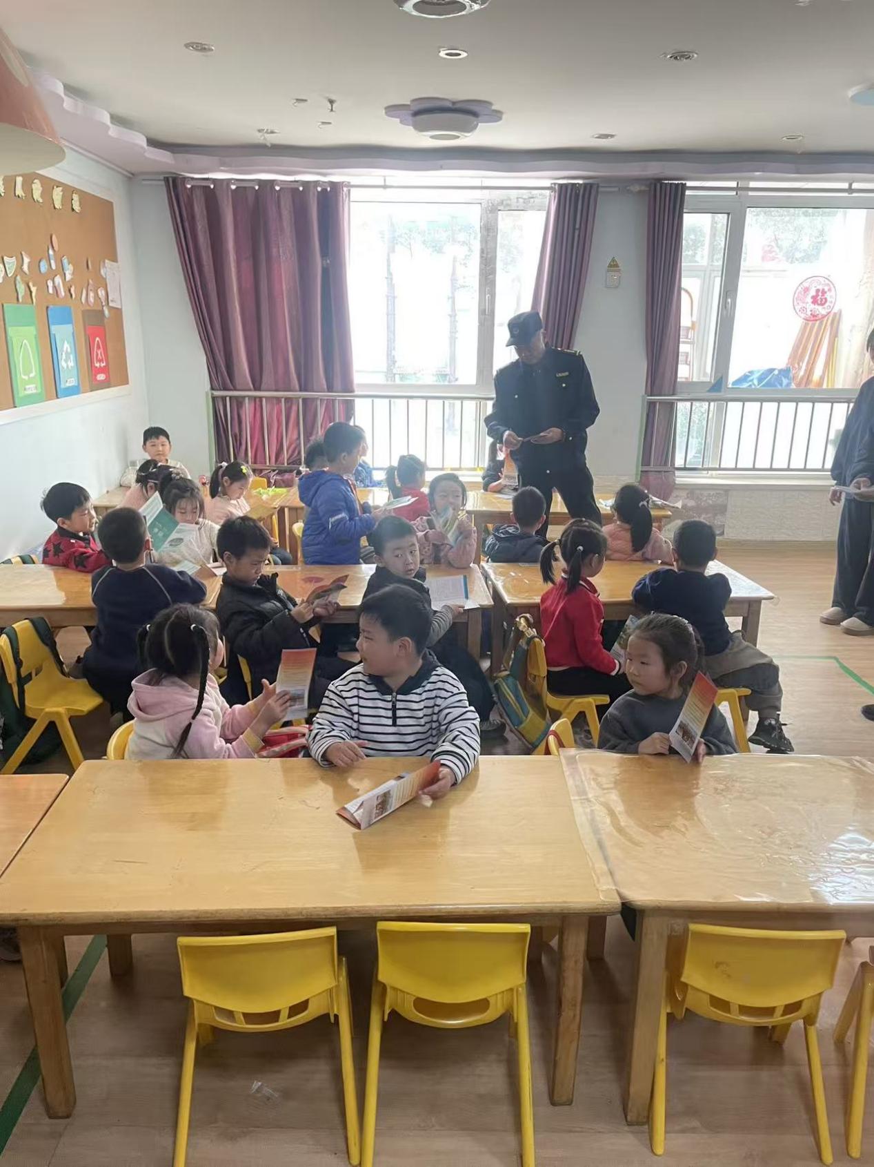 消防安全“五进”活动走进幼儿园，筑牢安全防线